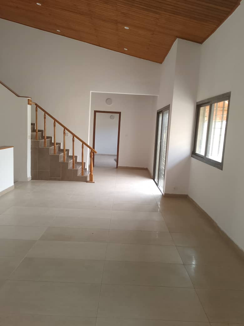 Louons une villa duplex de 7 pièces au Rosiers de Bassam 