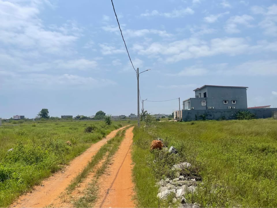 Terrain 678m² avec ACD Autoroute Bassam